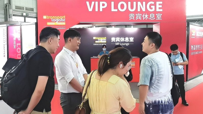 根據(jù)以上分析，以下是對(duì)戶外廣告平面設(shè)計(jì)分辨率的選擇建議：